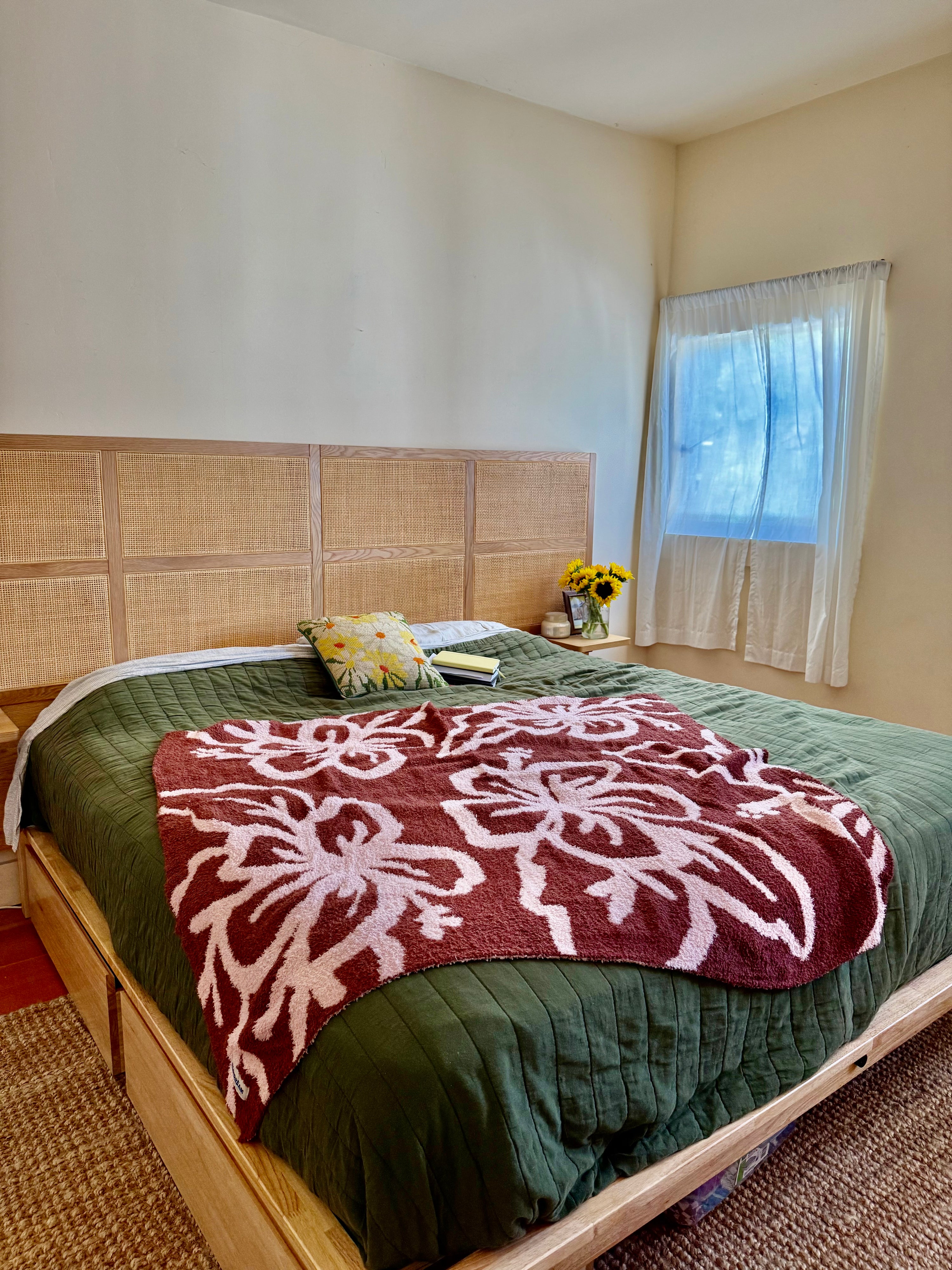Hibiscus Plush Throw - Maroon & Pink