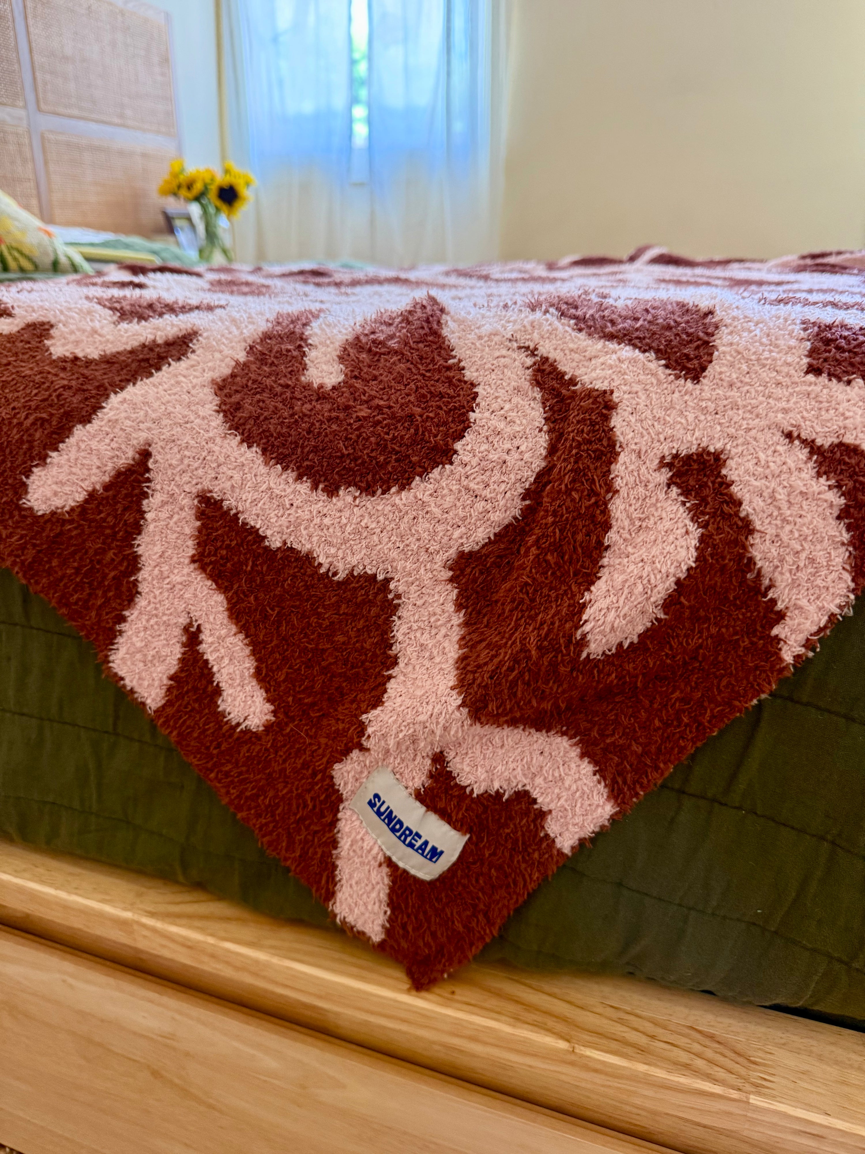 Hibiscus Plush Throw - Maroon & Pink