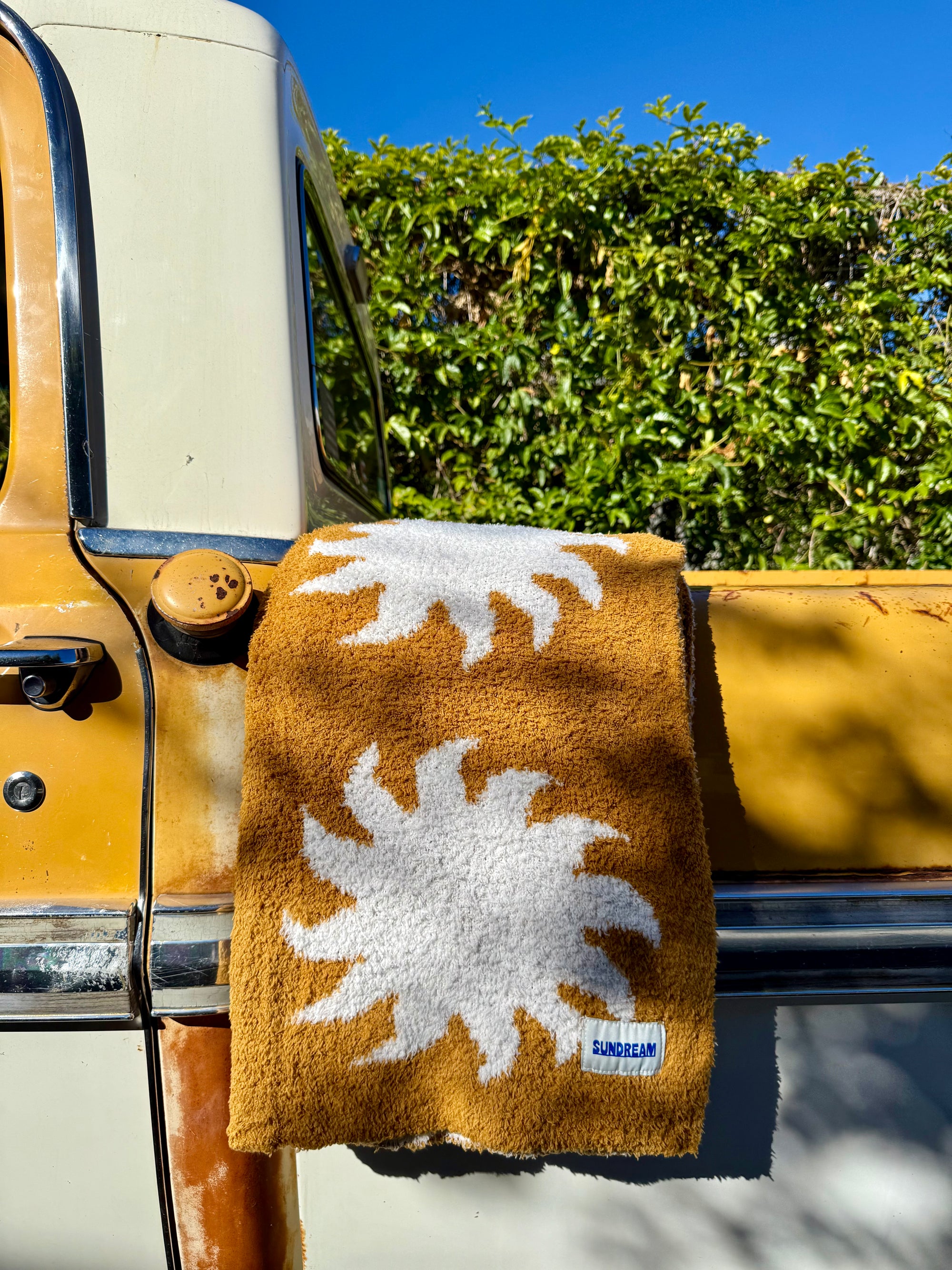 Sun Plush Throw - Buckhorn Brown